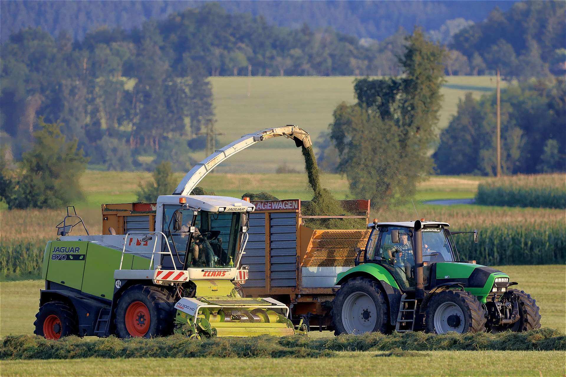 Landbrugsmaskin høster marken