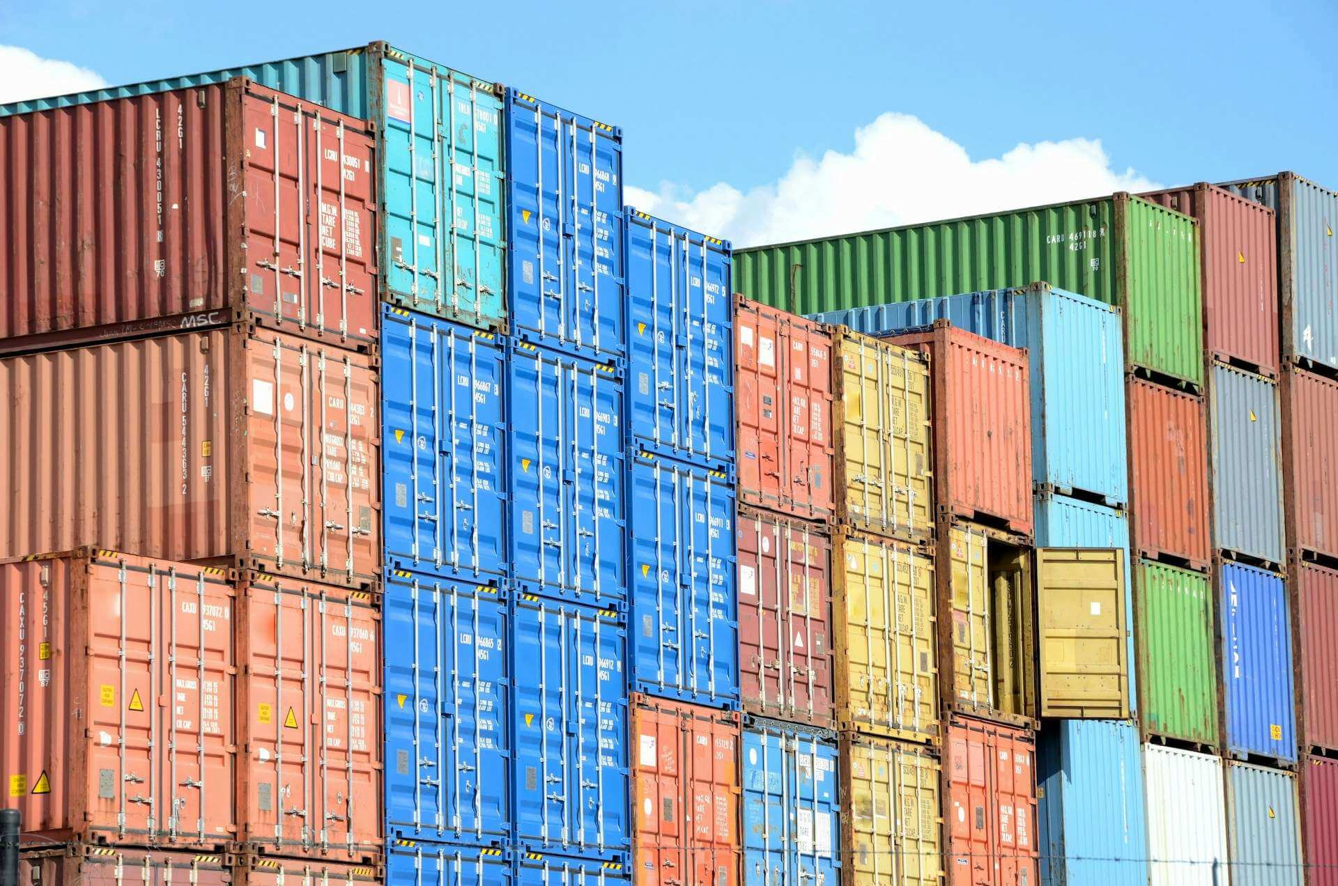 Container der er stablet på hinanden